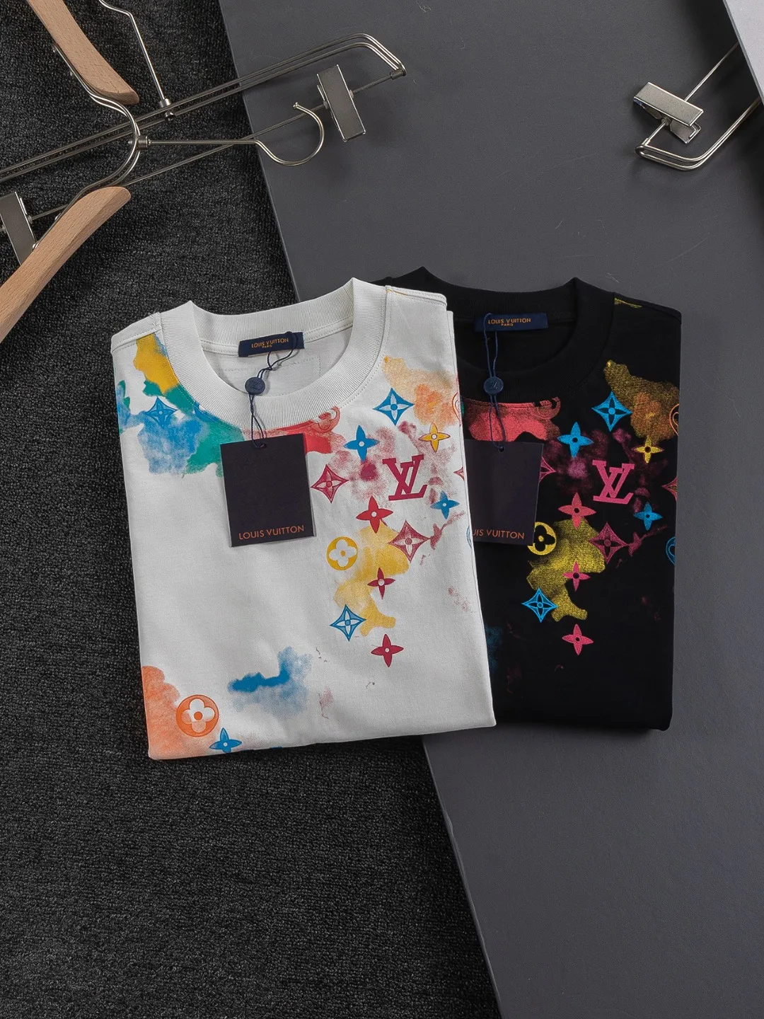 🅿️210 Louis Vuitton Louis Vuitton LV 1V Lujia slightly wide version S-XL LV 25ss new products are available at the counter simultaneously. Colorful letters all over the graffiti print. Round neck short-sleeved T-shirt, same style for men and women! Synchronized with the official website, pure cotton fabrics at the counter! It is close to the skin and comfortable, durable and easy to wear. It has a classic and simple logo design and meticulous original craftsmanship. Short-sleeves, a must-have item for men, do not appear to be the same for the general public, but must be unique and eye-catching. This LV short-sleeve is all about quality, comfort, the same shape and fashion as always, including fabrics and cutting techniques. All of them have been made with great effort! 320 grams of washed pure cotton fabric, pure cotton is breathable, very refreshing and comfortable for daily wear. The rib knitting on the neckline is smooth and tight, and the neckline will not be skewed if you toss it at will. The loose version, you will find that it looks really good on the upper body. The overall is minimalist and neat, super versatile for daily use! Pair it casually with a pair of pants for a youthful look. A T-shirt will make your outfit crazy. It is a fashionable item that can never go wrong! Color: Black White Size: S-XL Size chart: S: Shoulder width 50-Bust 54-Length 70 M: Shoulder width 52-Bust 56.5-Length 72 L: Shoulder width 54-Bust 59-Length 74 XL: Shoulder width 56-Bust 61.5-Length 76